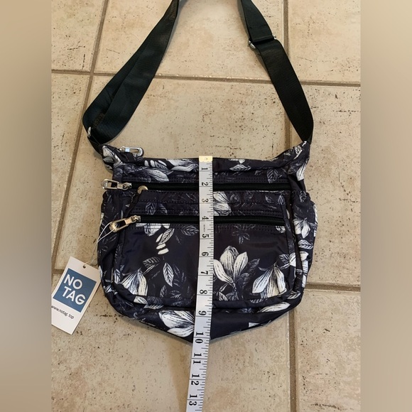 NIB NO TAG Black & White Floral Nylon Crossbody Shoulder Bag Multi-Zip Pockets - Picture 10 of 12